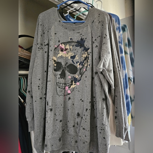 Torrid Tops - NWT TORRID 3X GREY SKULL FLORAL SWEATSHIRT